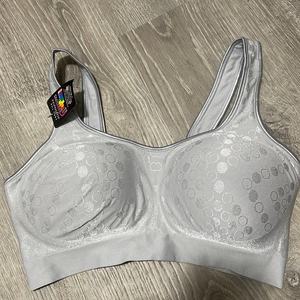 NWT XL Bali Comfort Revolution Seamless Foam Wirefree Bra